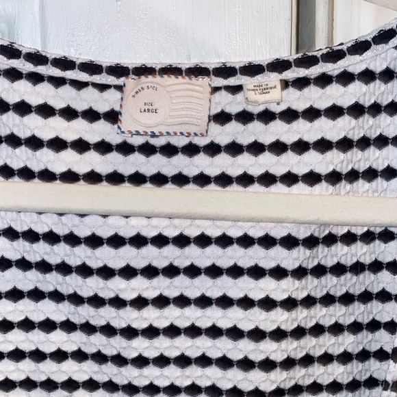 Anthropologie Black/White peplum short-sleeve top. Size Large - Picture 3 of 6